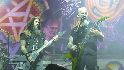 Watch: MACHINE HEAD's ROBB FLYNN Joins ANTHRAX On Stage In Oakland To Perform 'I Am The Law'